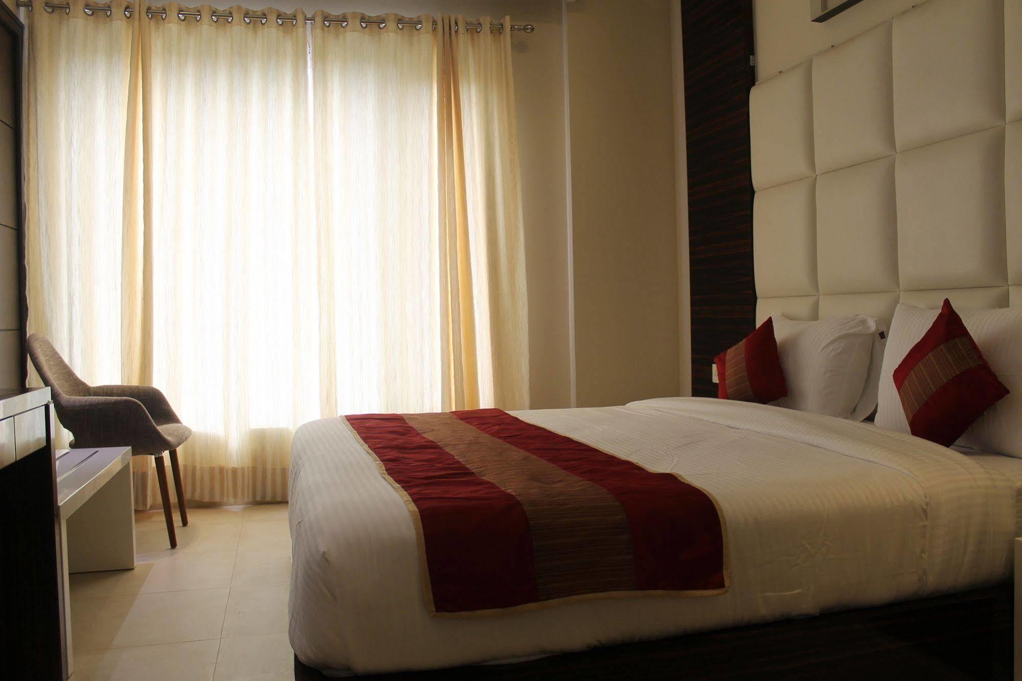 Hotel Gulnar Yeni Delhi Oda fotoğraf