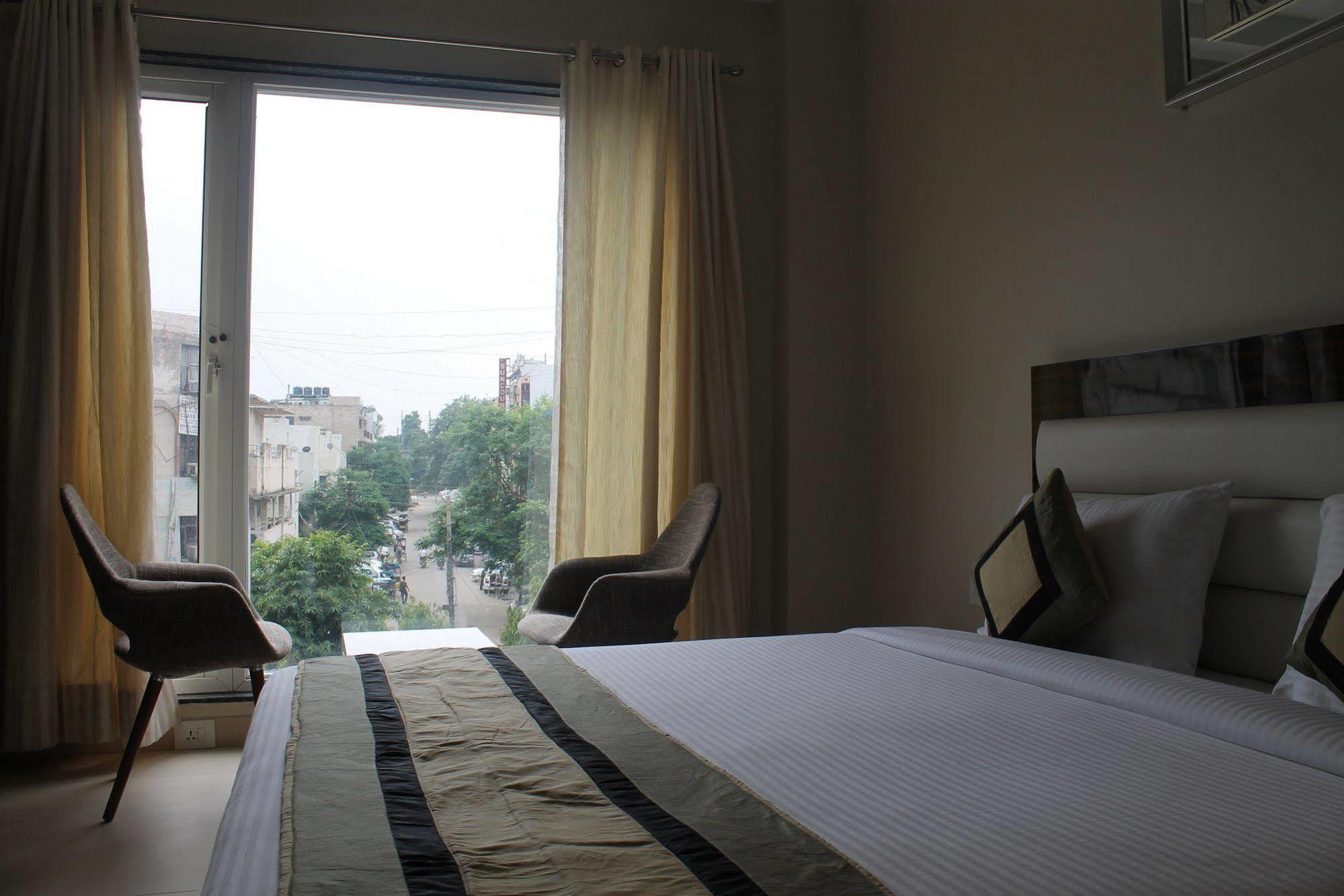 Hotel Gulnar Yeni Delhi Oda fotoğraf