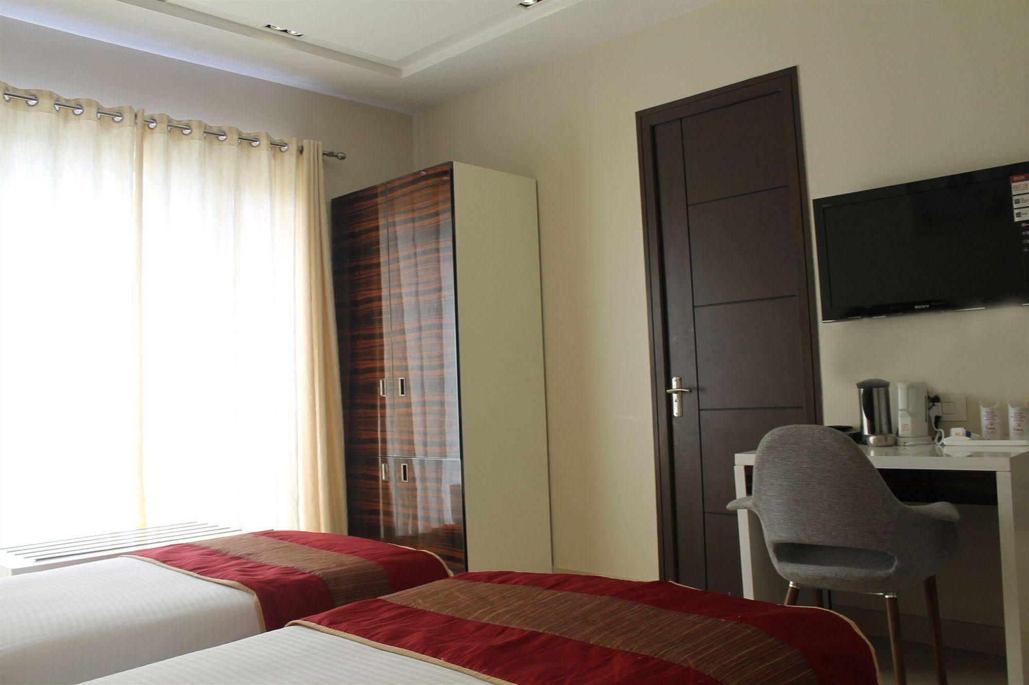 Hotel Gulnar Yeni Delhi Dış mekan fotoğraf