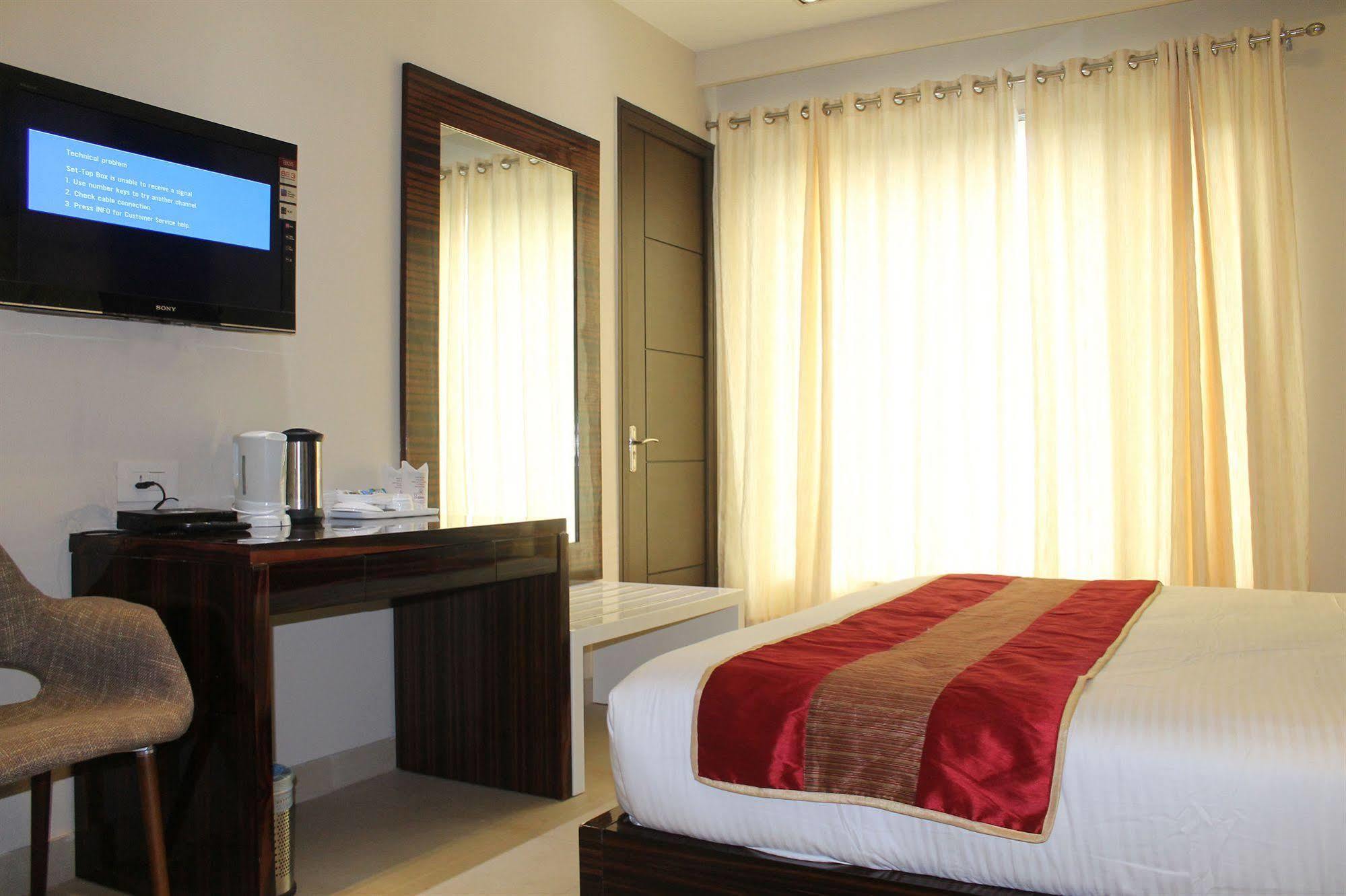 Hotel Gulnar Yeni Delhi Dış mekan fotoğraf
