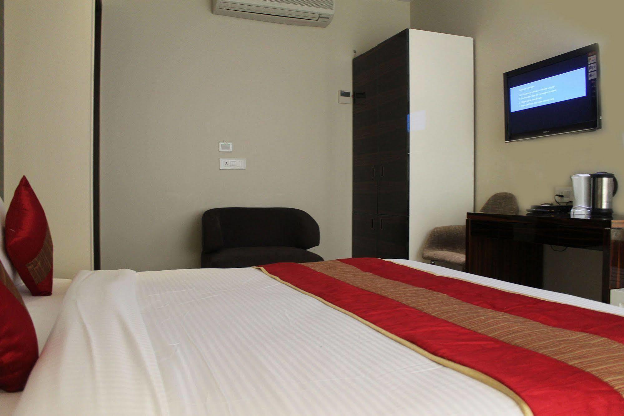 Hotel Gulnar Yeni Delhi Dış mekan fotoğraf